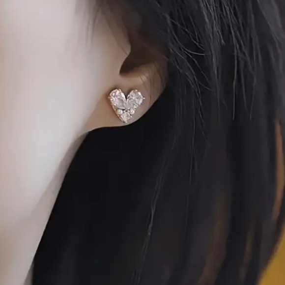 Cute mini Rhinestone Heart Earrings- Gold Tone - NEW - Picture 3 of 6